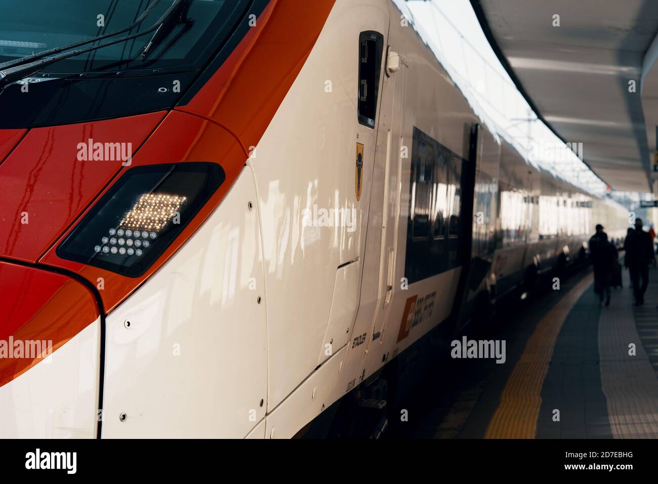 Schweizer Hochgeschwindigkeitszug am Bahnhof in der Nähe, Passagiere steigen ein. Stockfoto