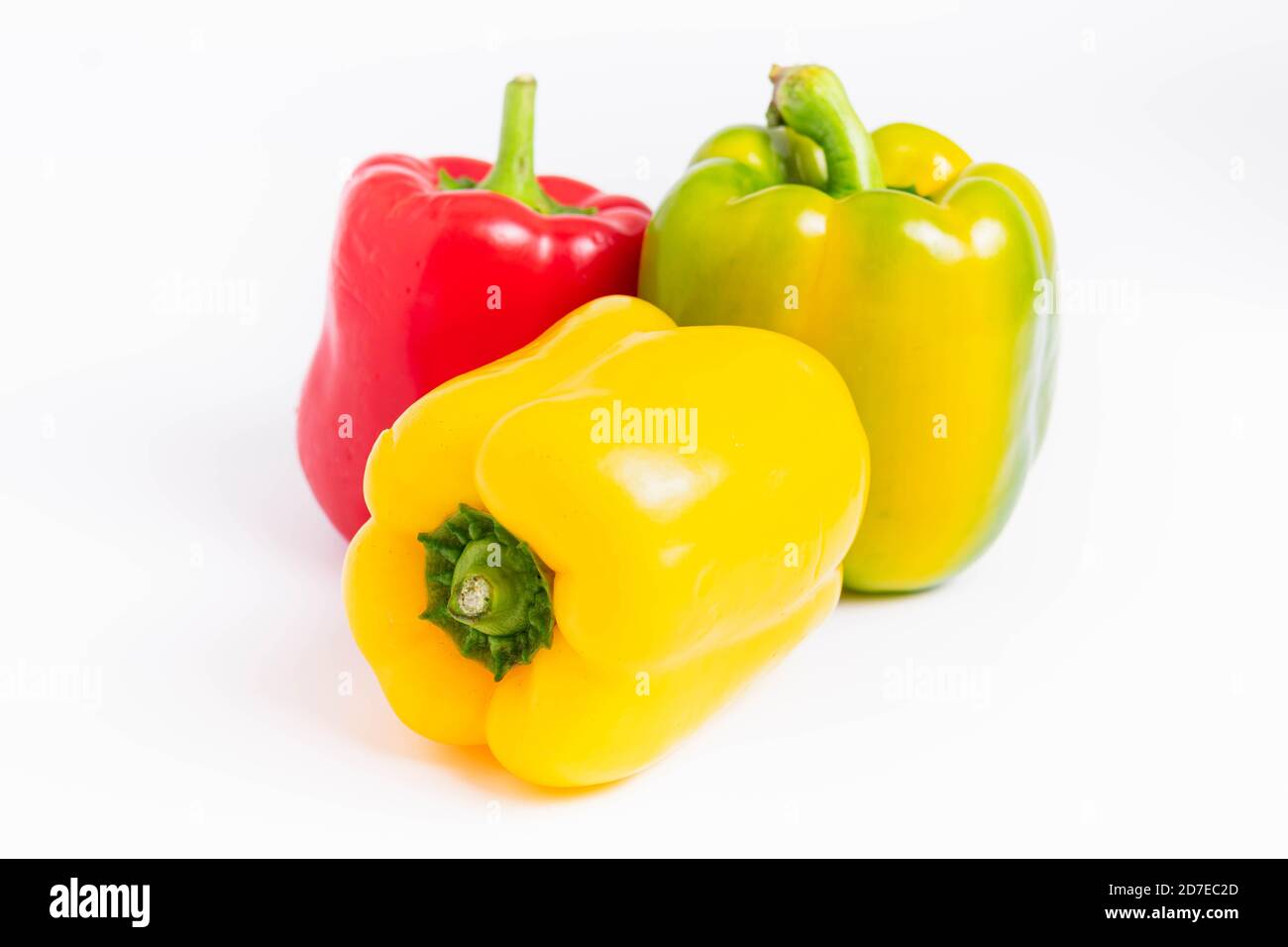 Isolieren, drei reife Paprika von roten, gelben, grünen Farben, Nahaufnahme auf weißem Hintergrund Stockfoto
