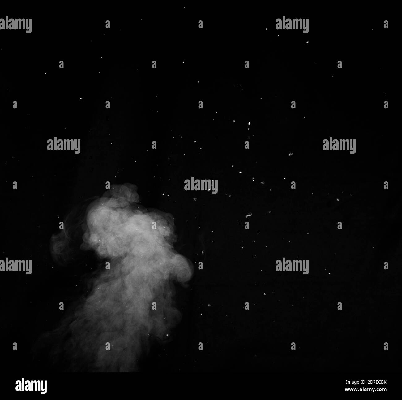 Weißer Dampfsprühdampf aus dem Luftsättigungsgerät. Rauchfragmente auf schwarzem Hintergrund. Abstrakter Hintergrund Stockfoto