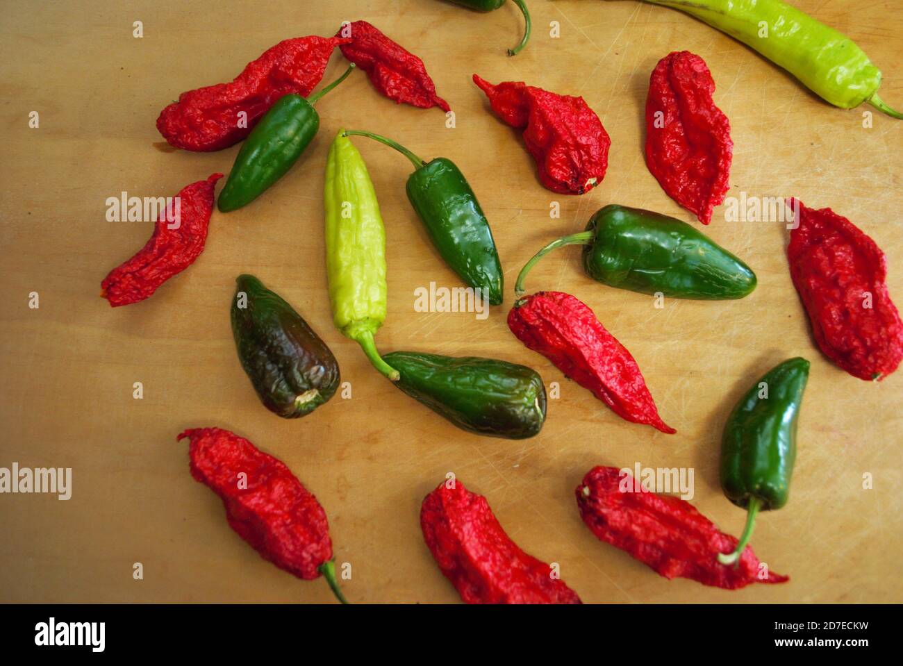 Frisch, jalapeno, habanero, Bananenpfeffer, Pfeffer, scharf, Banane, Holz, Hintergrund, Holz Hintergrund, Lebensmittel, Lebensmittel Hintergrund, frische Paprika, Garten, Bauernhof, Stockfoto