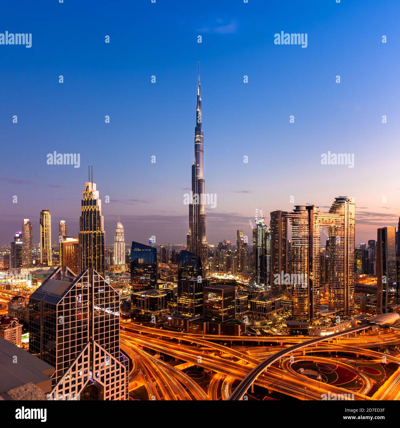 Herrlicher Blick über die Stadt Dubai mit Burj Khalifa in der Abenddämmerung, Dubai, VAE Stockfoto