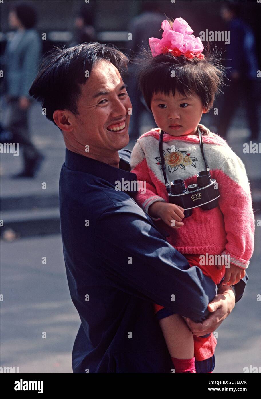Vater und Tochter in der Altstadt, Shanghai, China, China 1980 Stockfoto