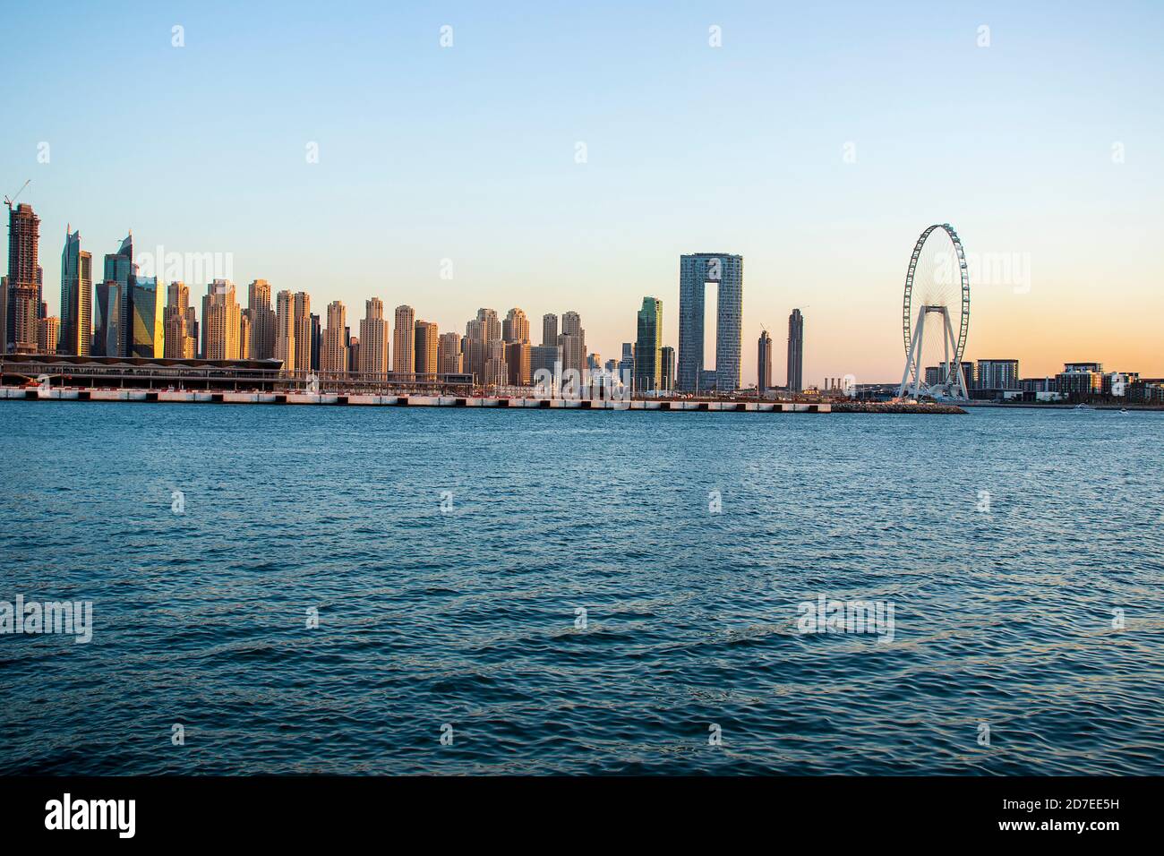 Blick auf EINE Jumeirah Beach Residence und Blue Waters während der Sonnenuntergangszeit. Aufgenommen aus Palm Jumeirah, einer künstlichen Insel. Das höchste Riesenrad, Ain Dubai Stockfoto