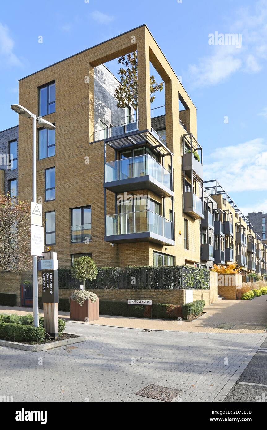 Stadthäuser und Apartments an der Weigall Road. Teil von Kidbrooke Village, einem riesigen neuen Wohngebiet im Londoner Stadtteil Greenwich, Großbritannien. Stockfoto
