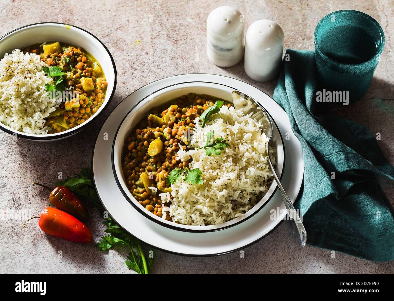 indische Linsen Dhal mit Gemüse und Basmati-Reis auf dem Tisch. Gesunde vegane ayurvedische Küche Stockfoto