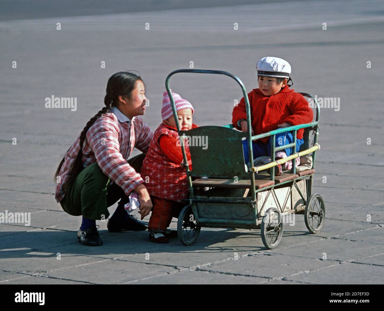 Chinesische Mutter mit 2 Kindern und hölzernen Kinderwagen in Tianamen Square, Beijing, China, 1980 Stockfoto