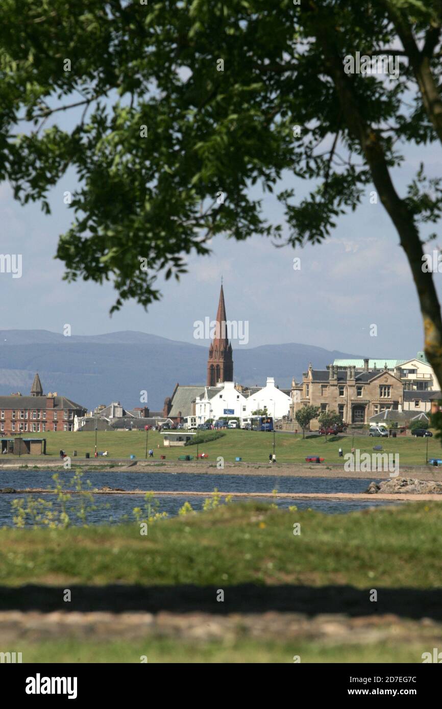 Largs ist eine Stadt am Firth of Clyde in North Ayrshire, Schottland, etwa 33 Meilen von Glasgow entfernt. Der ursprüngliche Name bedeutet "die Pisten" in schottischem Gälisch. Ein beliebter Badeort mit Pier, die Stadt vermarktet sich auf seine historischen Verbindungen mit den Wikingern und ein jährliches Festival findet jedes Jahr Anfang September statt. Das Kriegsdenkmal steht in Landschaftsgärten in der Bath Street in der Nähe der Promenade Stockfoto