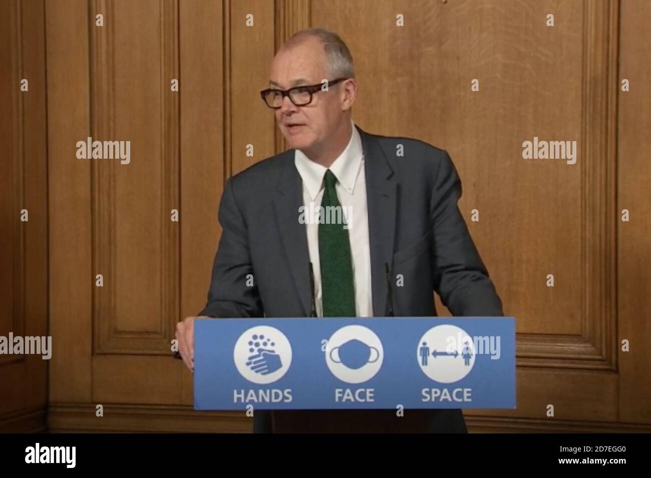 Der wissenschaftliche Chefberater Sir Patrick Vallance während einer Medienbesprechung in Downing Street, London, über das Coronavirus (COVID-19). Stockfoto