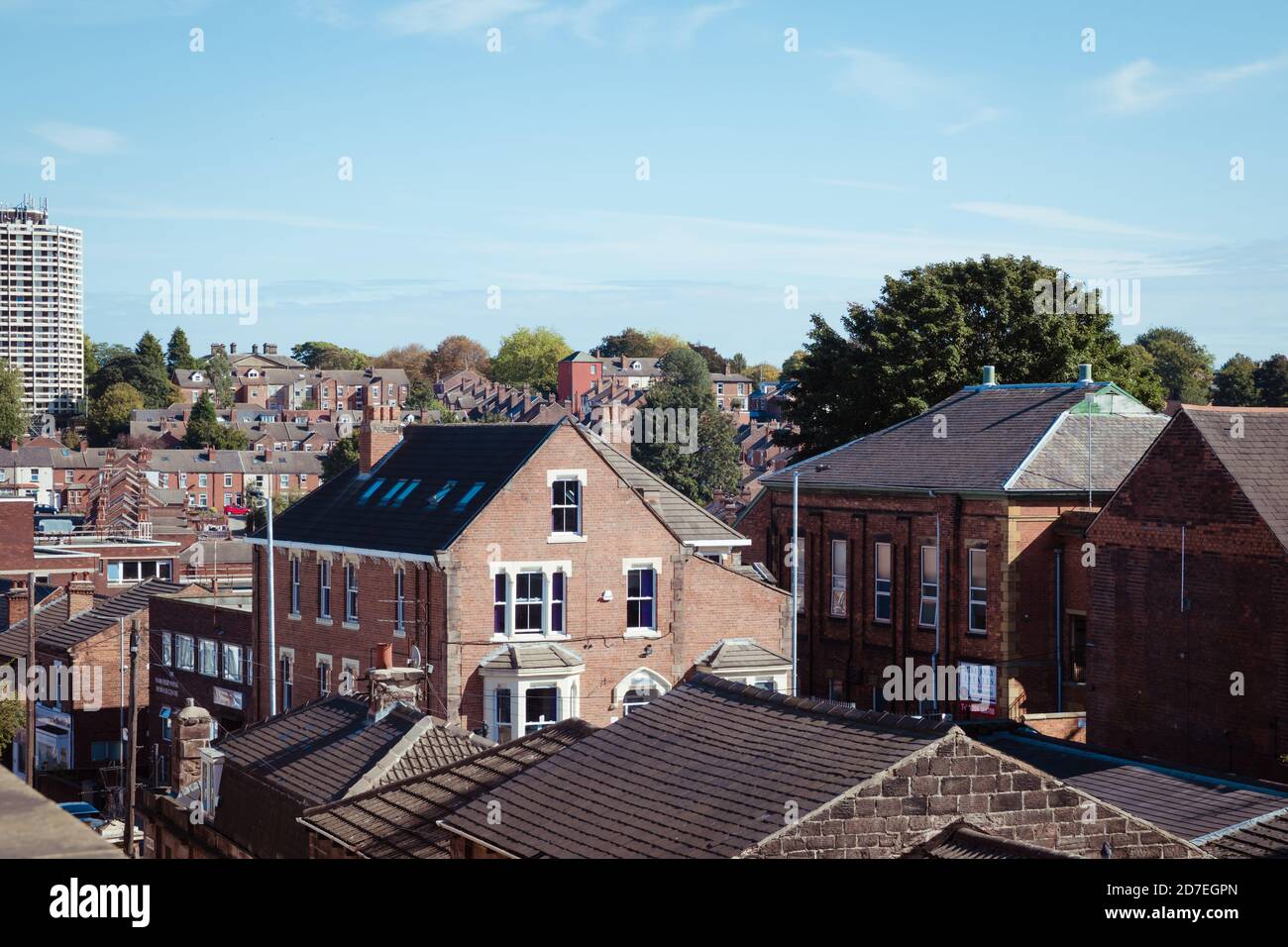 Eine erhöhte Landschaft Blick über die Stadt Rotherham, zeigt städtische Backsteinhäuser und Bürogebäude Stockfoto