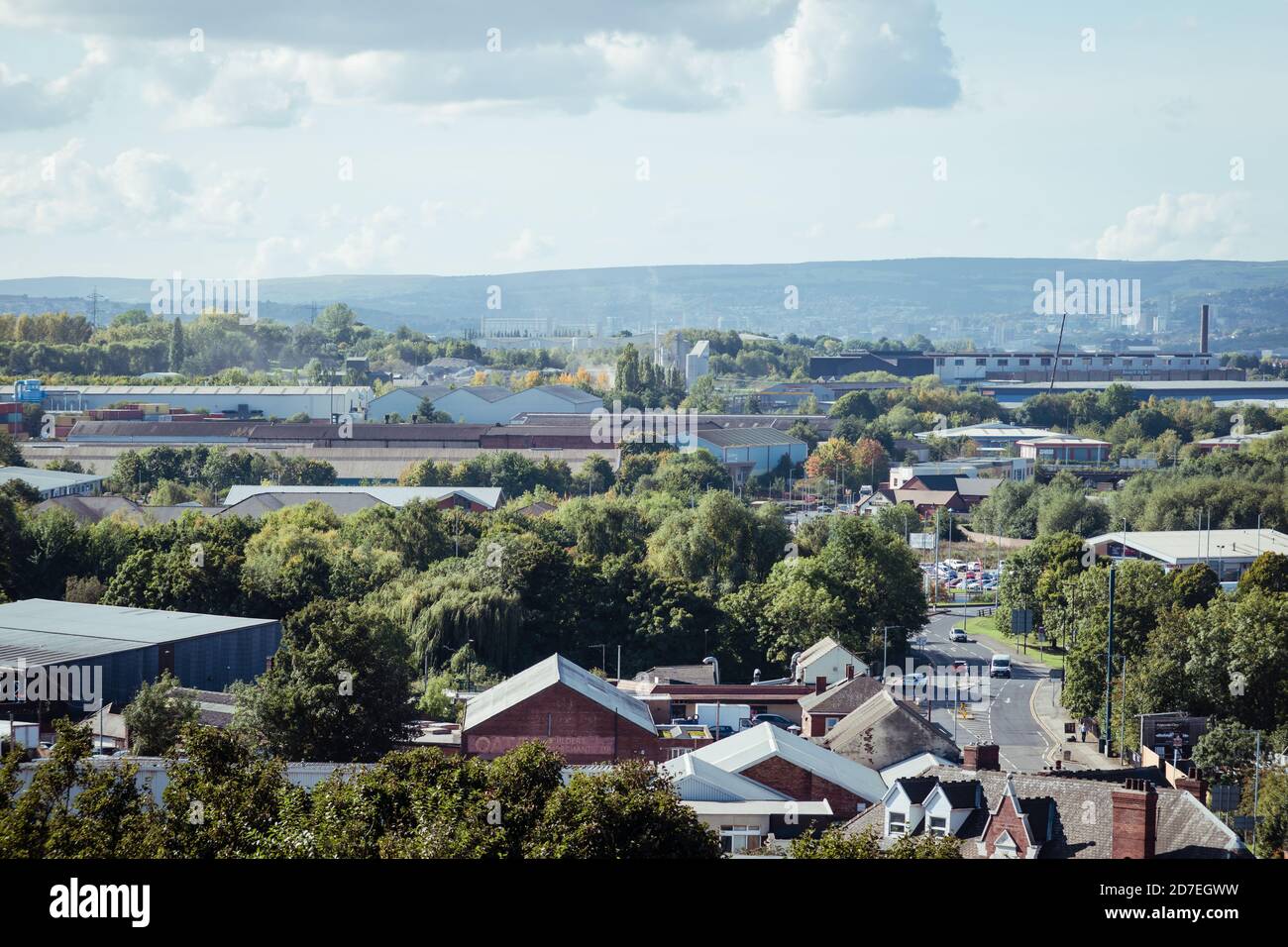 Ein erhöhter Landschaftsblick über die Stadt Rotherham, der das städtische industrielle Stadtbild mit den Stahlmühlen von Brinsworth zeigt Stockfoto