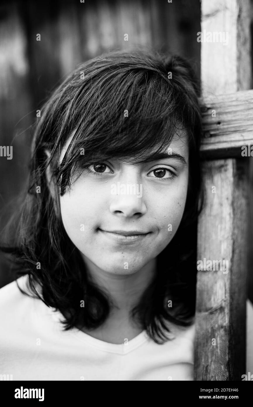 Porträt des schwarz-Augen-Mädchen, im Freien. Schwarzweiß-Fotografie. Stockfoto