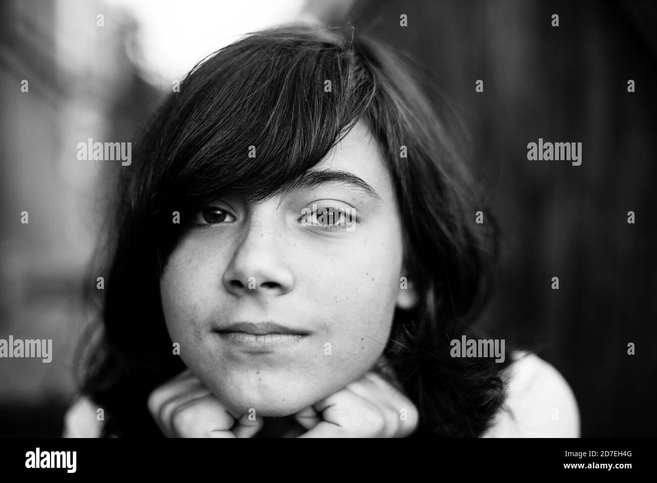 Nahaufnahme Porträt von Teenager-Mädchen, schwarz-weiß Foto. Stockfoto