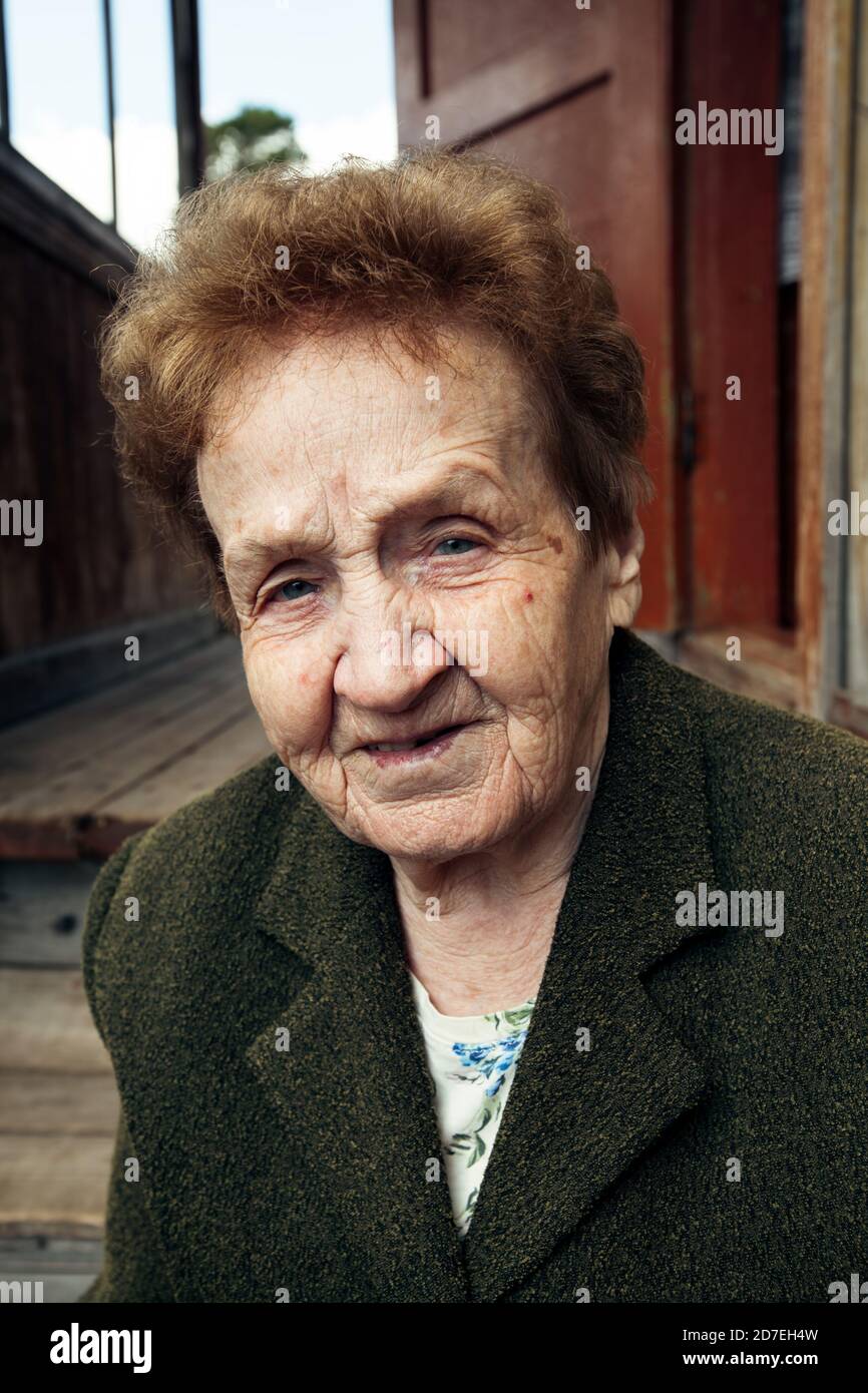 Porträt einer alten Frau von 90 Jahren. Stockfoto