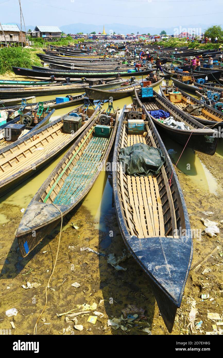 Boote für den Markt in Myanmar versammelt. Viele Boote versammelten sich für Nam Pan Freiluftmarkt am Inle See. Viele Menschen sind auch sichtbar. Stockfoto