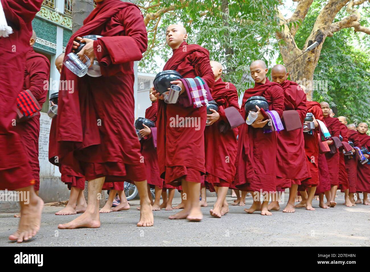 Buddhistische Mönche warten auf das Essen, Myanmar Stockfoto
