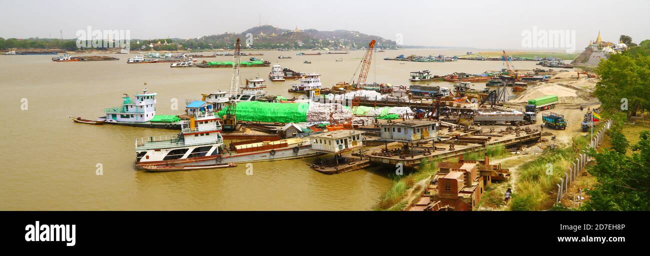 Handelsverkehr auf dem Fluss Irrawaddy, Myanmar. Stockfoto