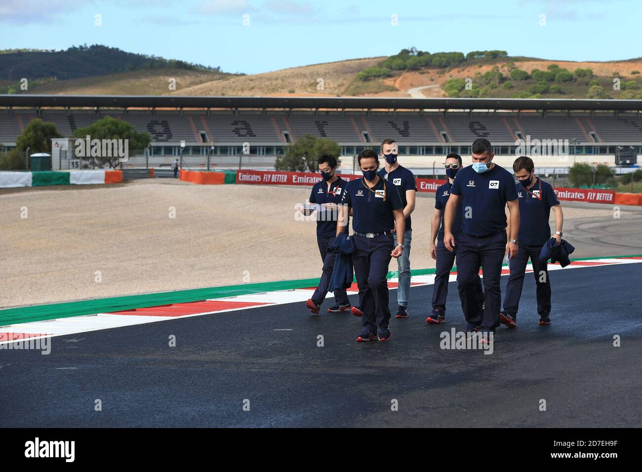 Internationale Rennstrecke Algarve, Portimao, Portugal. Oktober 2020. Formel 1, Portugal Grand Prix, Ankunftstag; Scuderia AlphaTauri Honda, Daniil Kvyat geht mit seinem Team auf dem Kurs Credit: Action Plus Sports/Alamy Live News Stockfoto