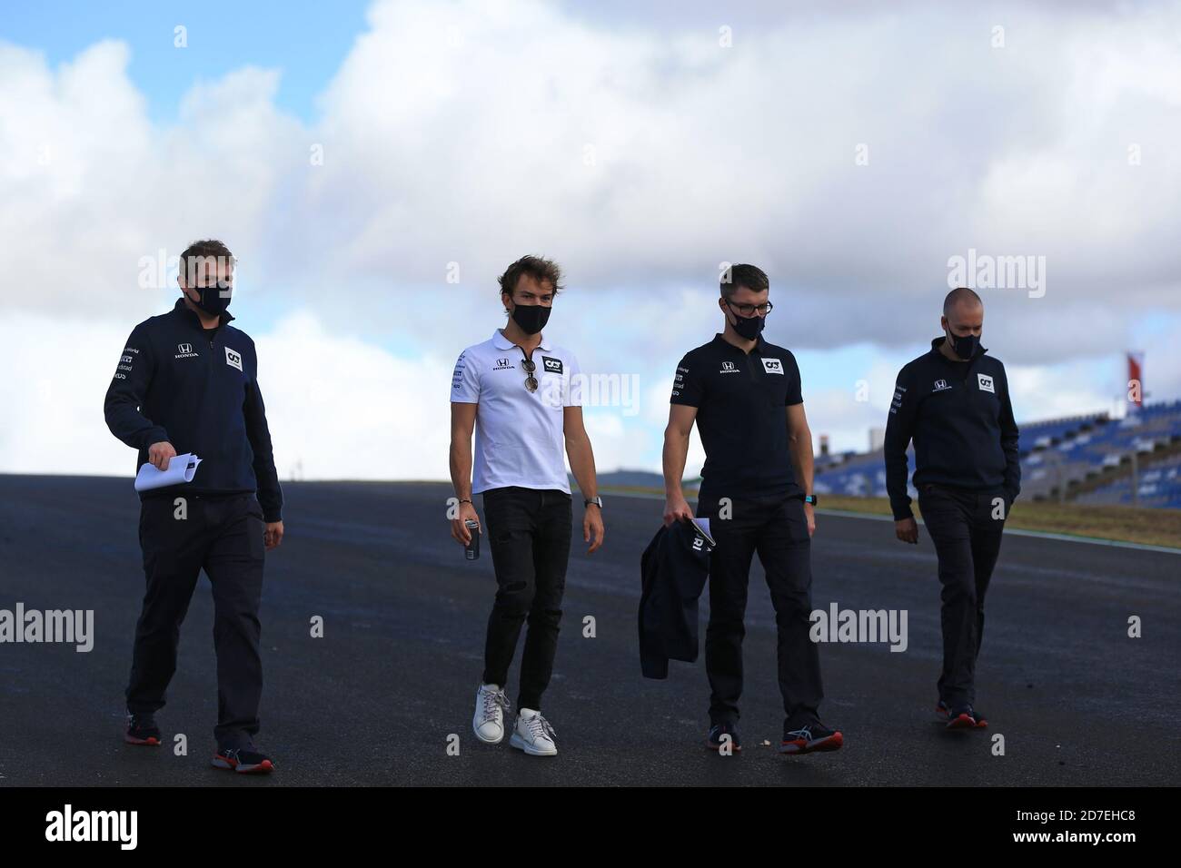 Internationale Rennstrecke Algarve, Portimao, Portugal. Oktober 2020. Formel 1, Portugal Grand Prix, Ankunftstag; Scuderia AlphaTauri Honda, Pierre Gasly spaziert mit seinem Team Credit: Action Plus Sports/Alamy Live News Stockfoto