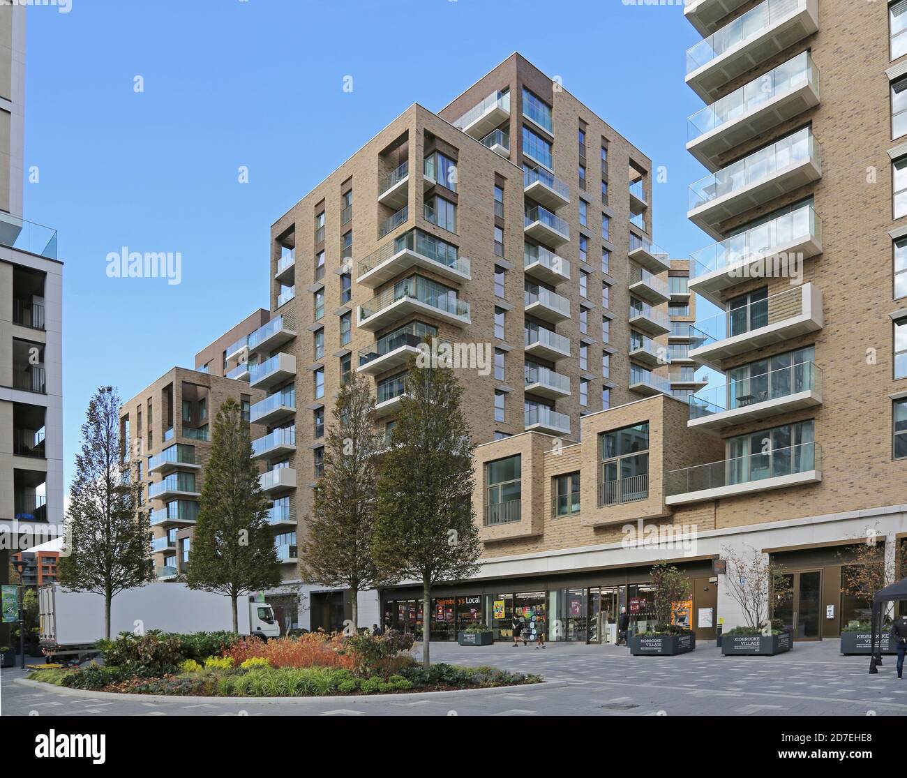 Pegler Square, der zentrale platz im Kidbrooke Village, ein riesiges neues Wohngebiet in Greenwich, London, Großbritannien. Zeigt Sainsburys Supermarkt. Stockfoto