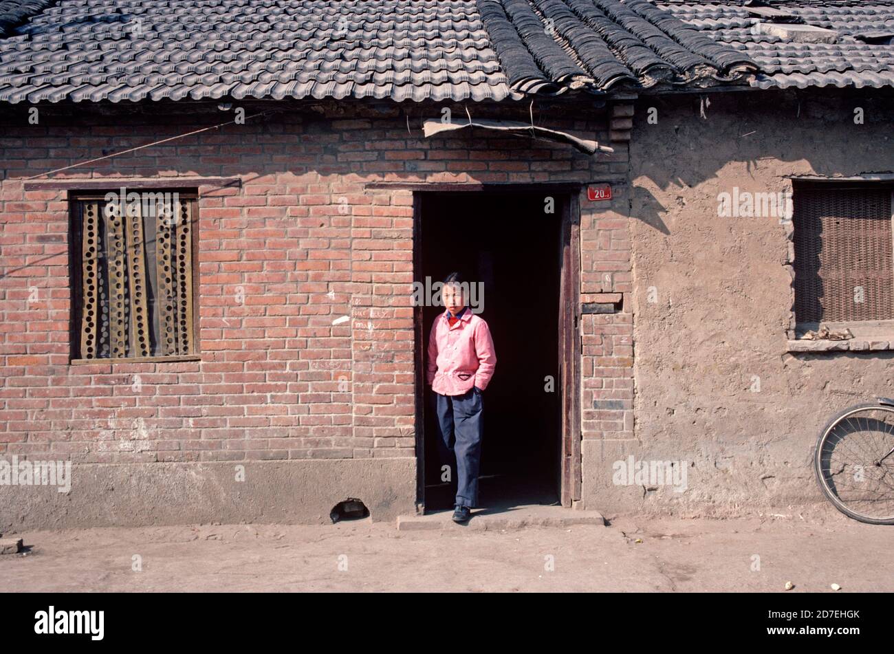 Chinesische Frau in der Tür, Nanjing, China, 1980 Stockfoto