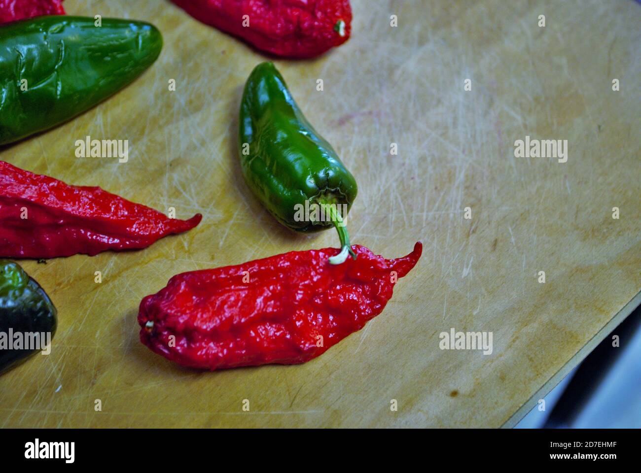 Frisch, jalapeno, habanero, Bananenpfeffer, Pfeffer, scharf, Banane, Holz, Hintergrund, Holz Hintergrund, Lebensmittel, Lebensmittel Hintergrund, frische Paprika, Garten, Bauernhof, Stockfoto