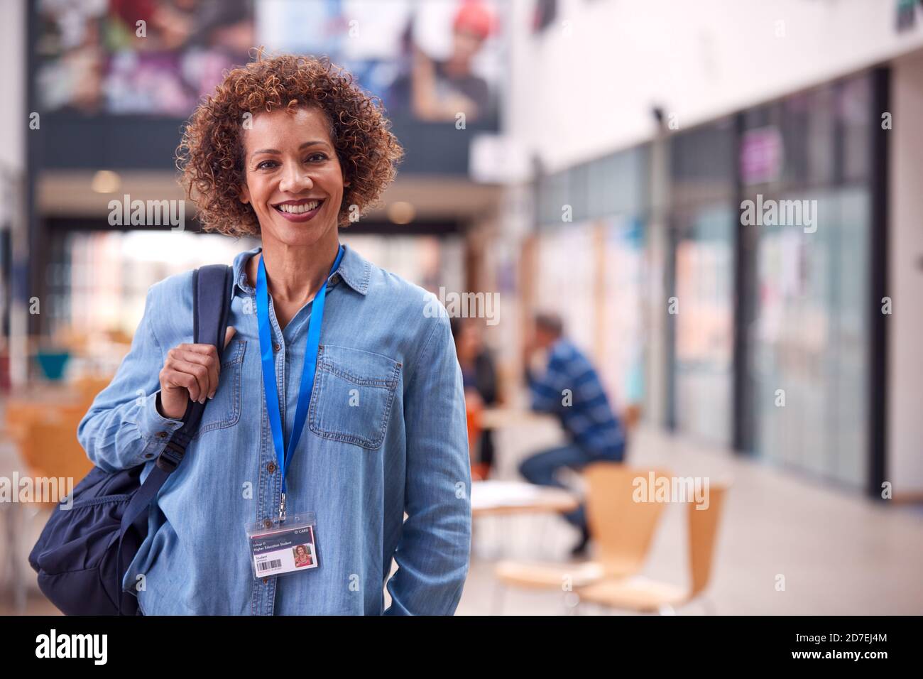 Portrait Von Reife Lehrerin Oder Studentin In College Hall Stockfoto