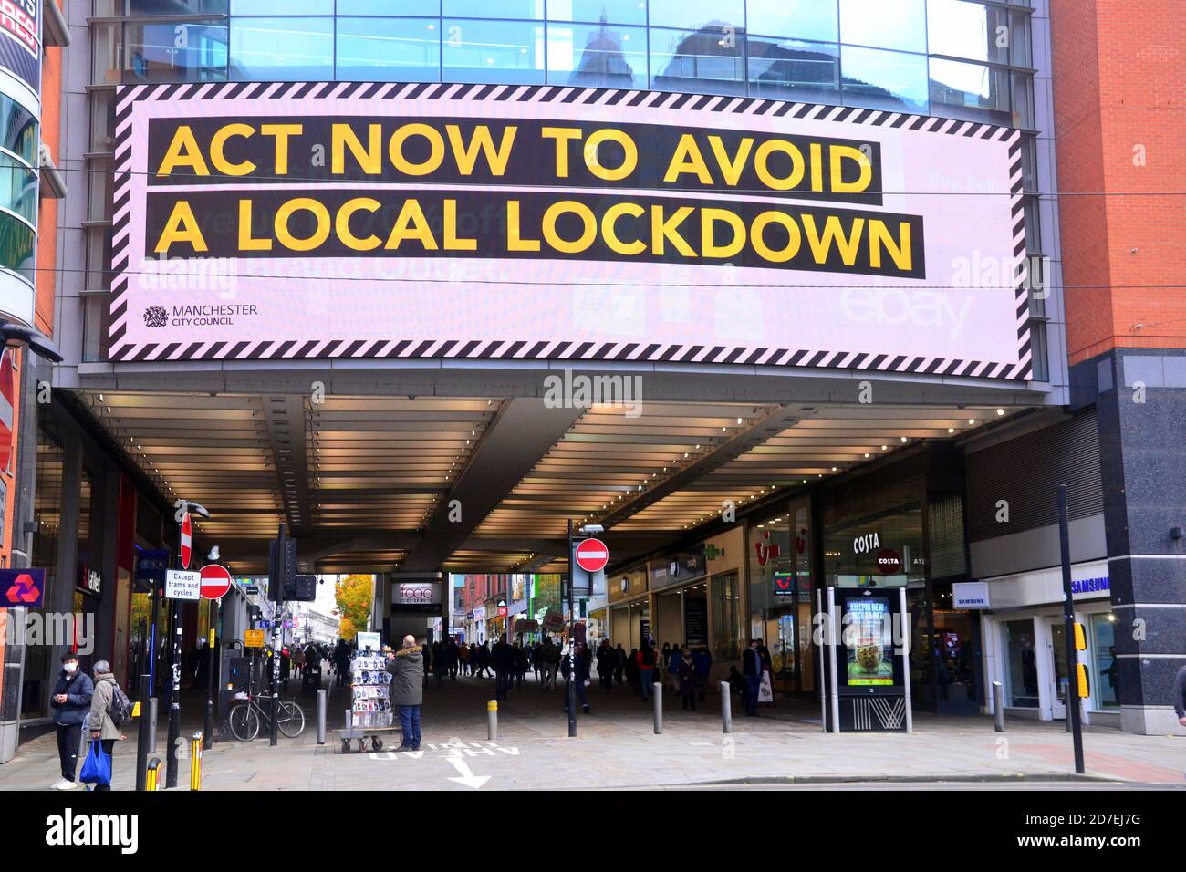 Covid 19 oder coronavirus Beschilderung und Werbung in Manchester, Greater Manchester, England, Vereinigtes Königreich. Ein beleuchtetes Schild, das vom Stadtrat von Manchester auf dem Einkaufszentrum Arndale bezahlt wurde, fordert die Menschen auf, jetzt zu handeln, um eine lokale Sperre zu vermeiden. Stockfoto