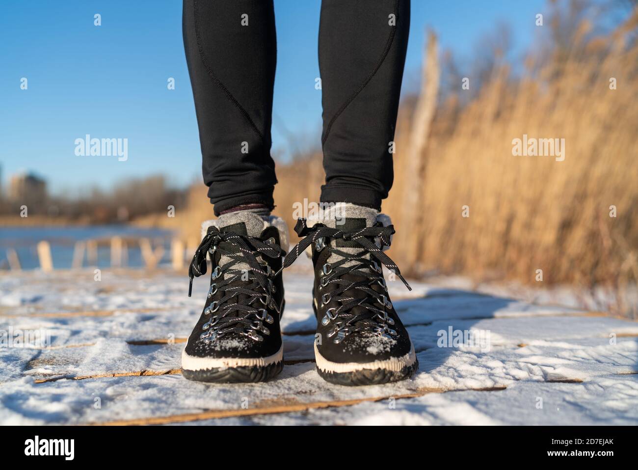 Winterstiefel Frau Wandern auf Eis und Schnee im Naturpark. Stockfoto