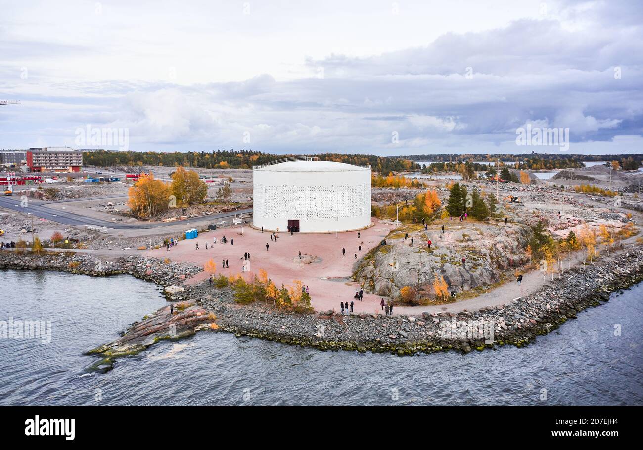 Helsinki, Finnland - 10. Oktober 2020: Luftaufnahme des alten Öltanks, der für den öffentlichen Raum und die Lichtlandschaft umgebaut wurde Öljysäiliö 468 Stockfoto