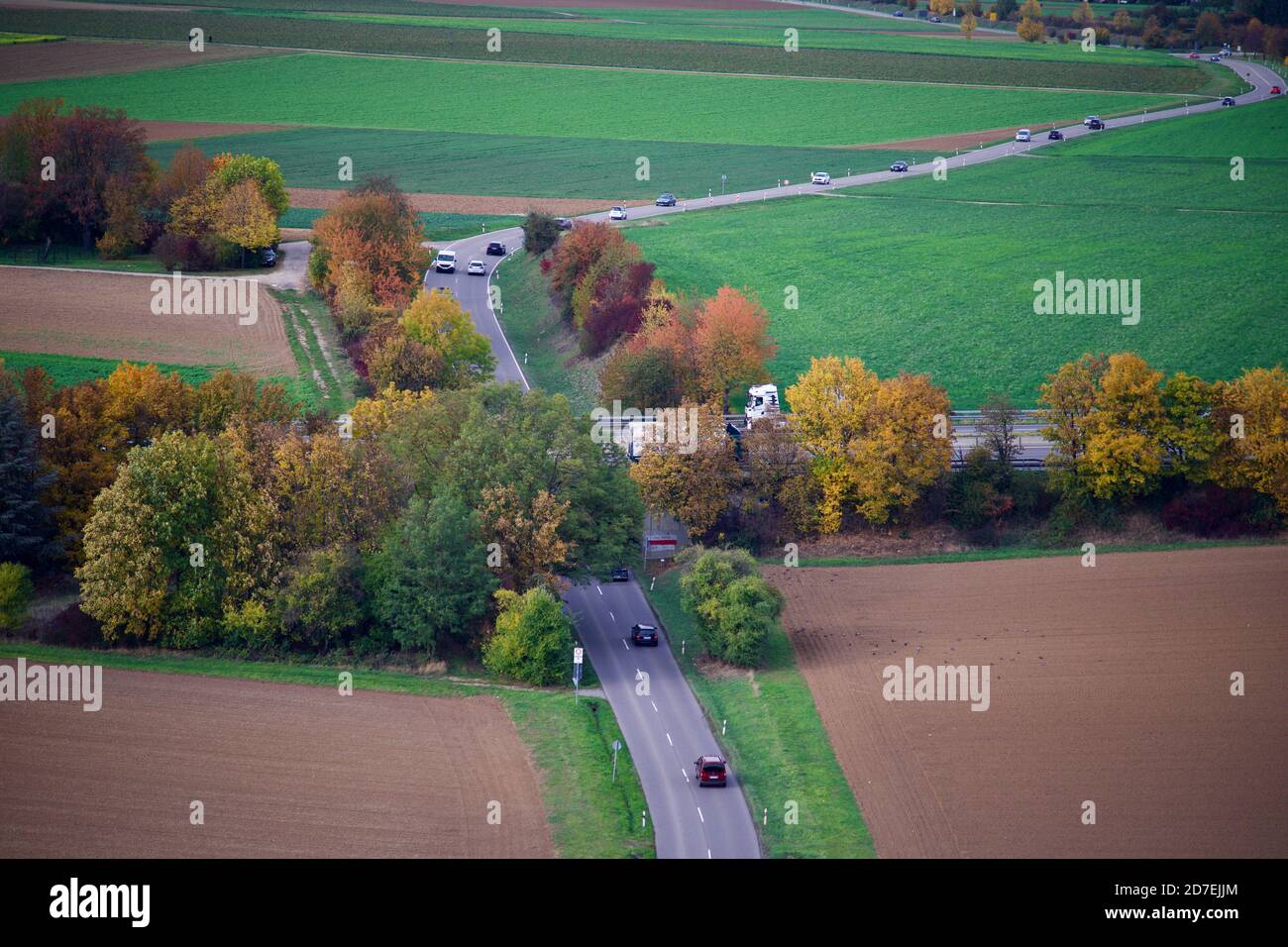 Straßenkreuzung zwischen Autobahn und Landstraße irgendwo in der Felder Stockfoto
