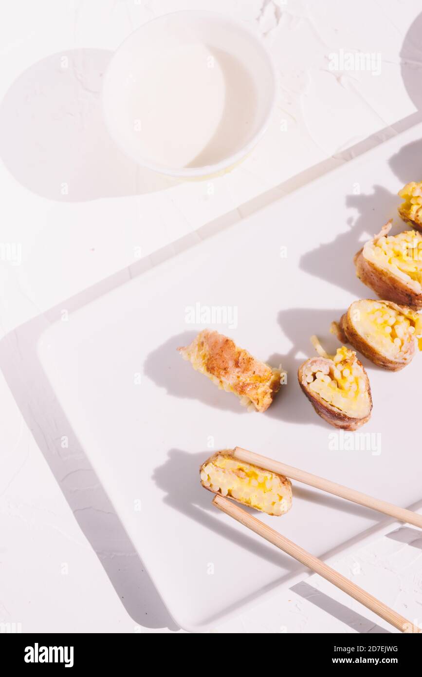 Carbonara Sushi-Stil Maki-Rollen, die ein traditionelles Gericht neu gestalten Stockfoto