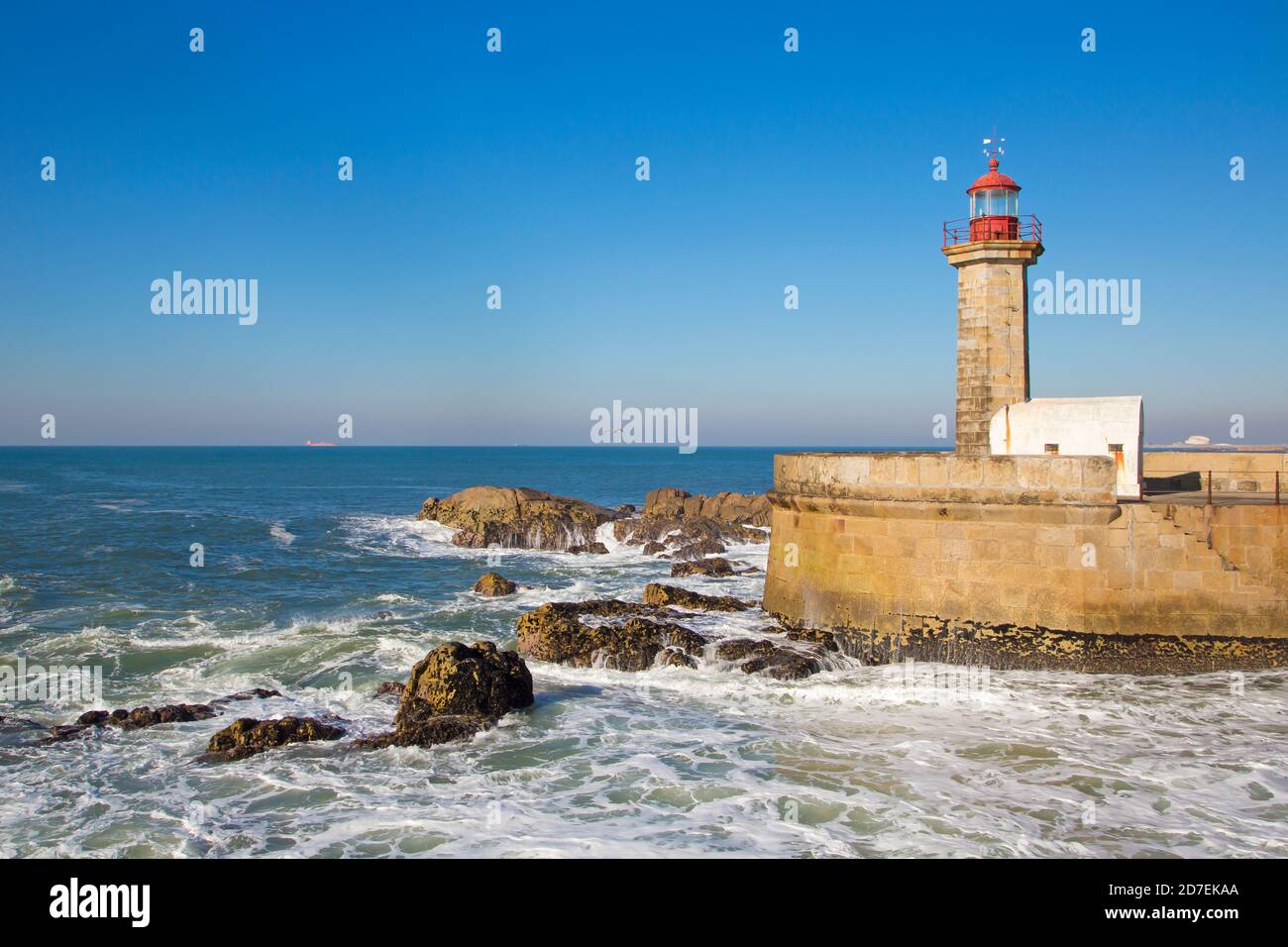 Leuchtturm in Porto. Leuchtturm und Atlantischer Ozean. Das Stadtzentrum von Porto liegt am Fluss Douro, nicht weit von seiner Mündung entfernt. Stockfoto