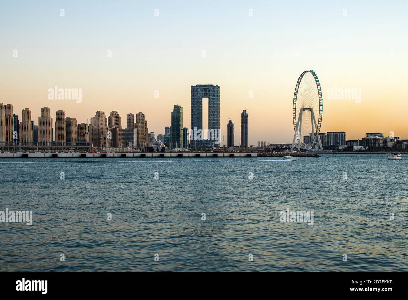 Blick auf EINE Jumeirah Beach Residence und Blue Waters während der Sonnenuntergangszeit. Aufgenommen aus Palm Jumeirah, einer künstlichen Insel. Das höchste Riesenrad, Ain Dubai Stockfoto