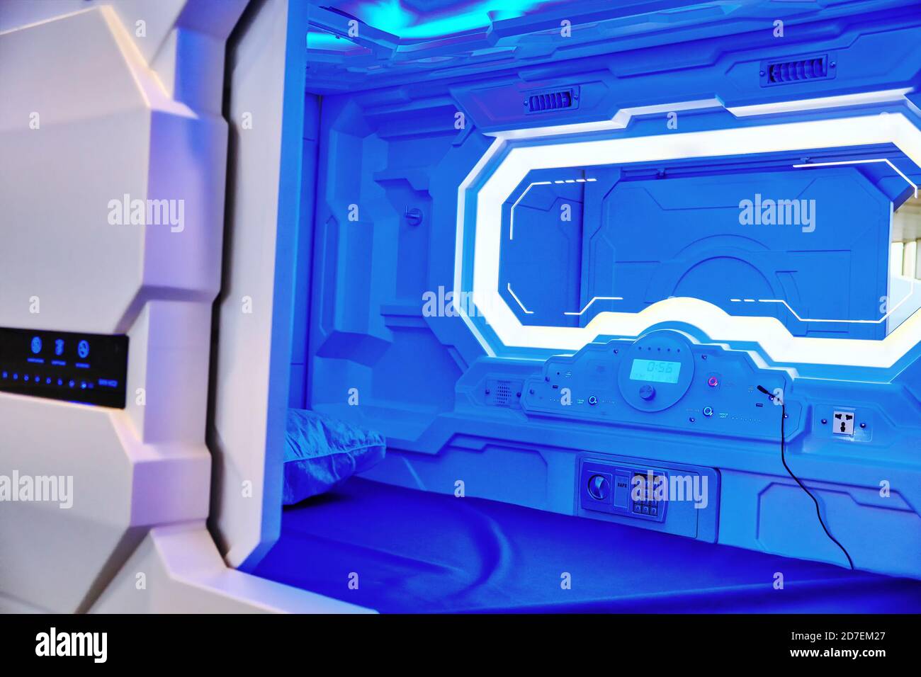 Ein Platz für Touristen, um sich vor dem Flug auszuruhen. Capsule Hotel am Flughafen. Mini Hotel - eine der Varianten von Hotels in Japan Stockfoto