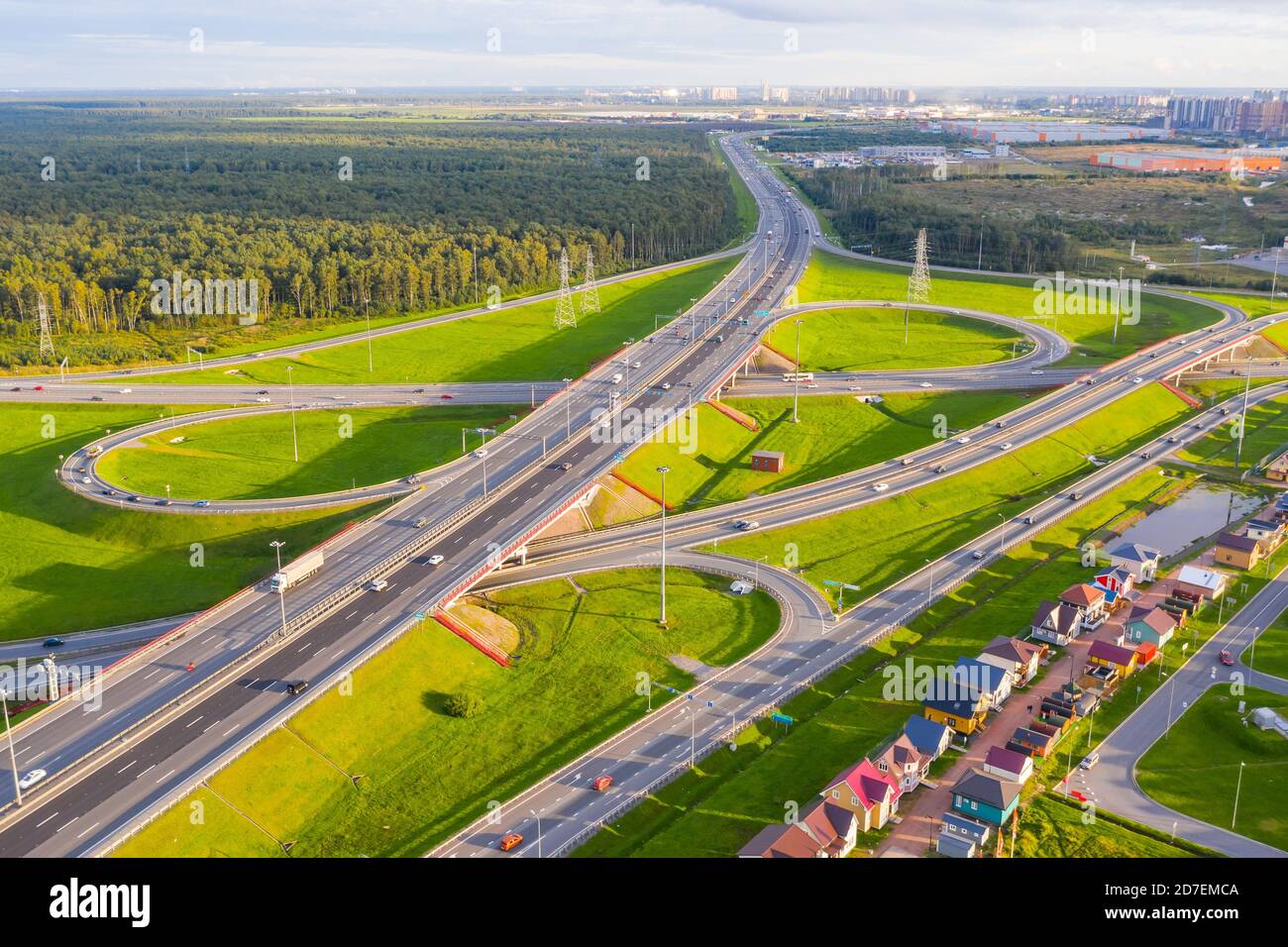 Luftaufnahme des Autobahnkreuzes. Kreuzung in den Vororten Stockfoto