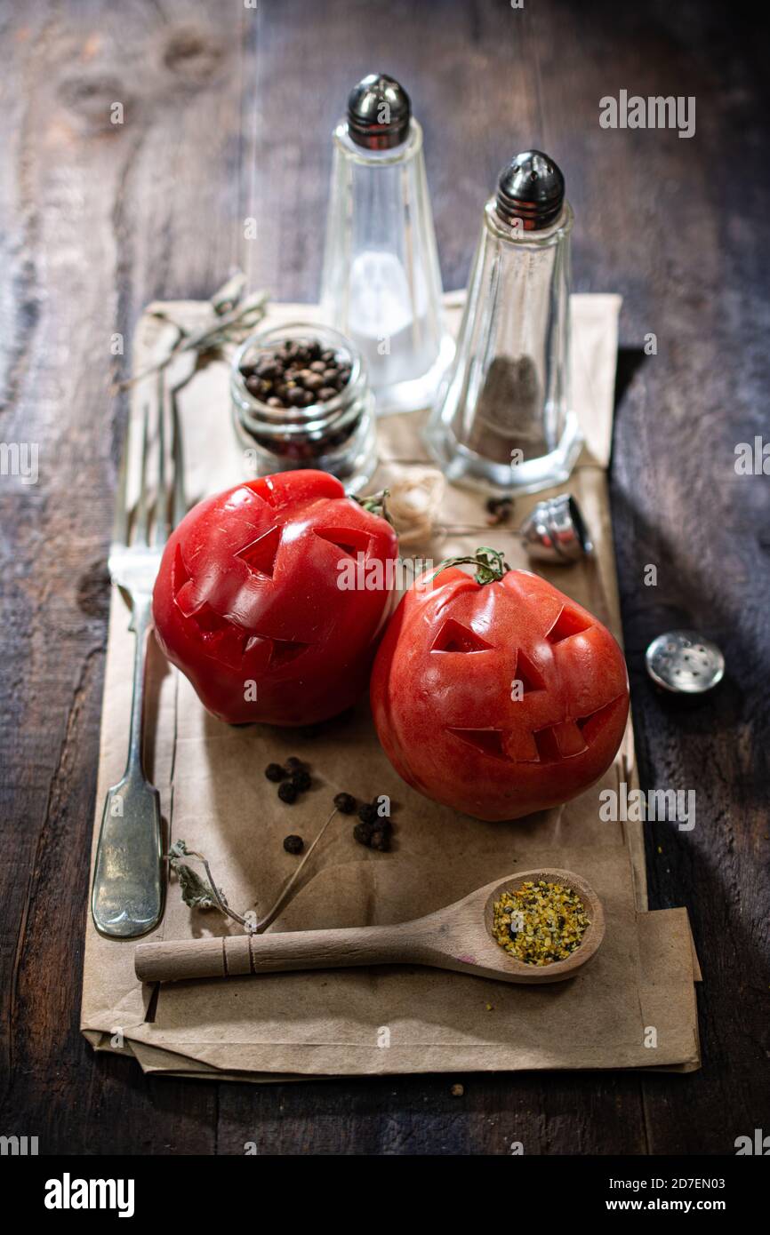 Halloween-Salat. Süße Tomate. Gesundes Essen und Trinken. Fettarmes Frühstück Stockfoto