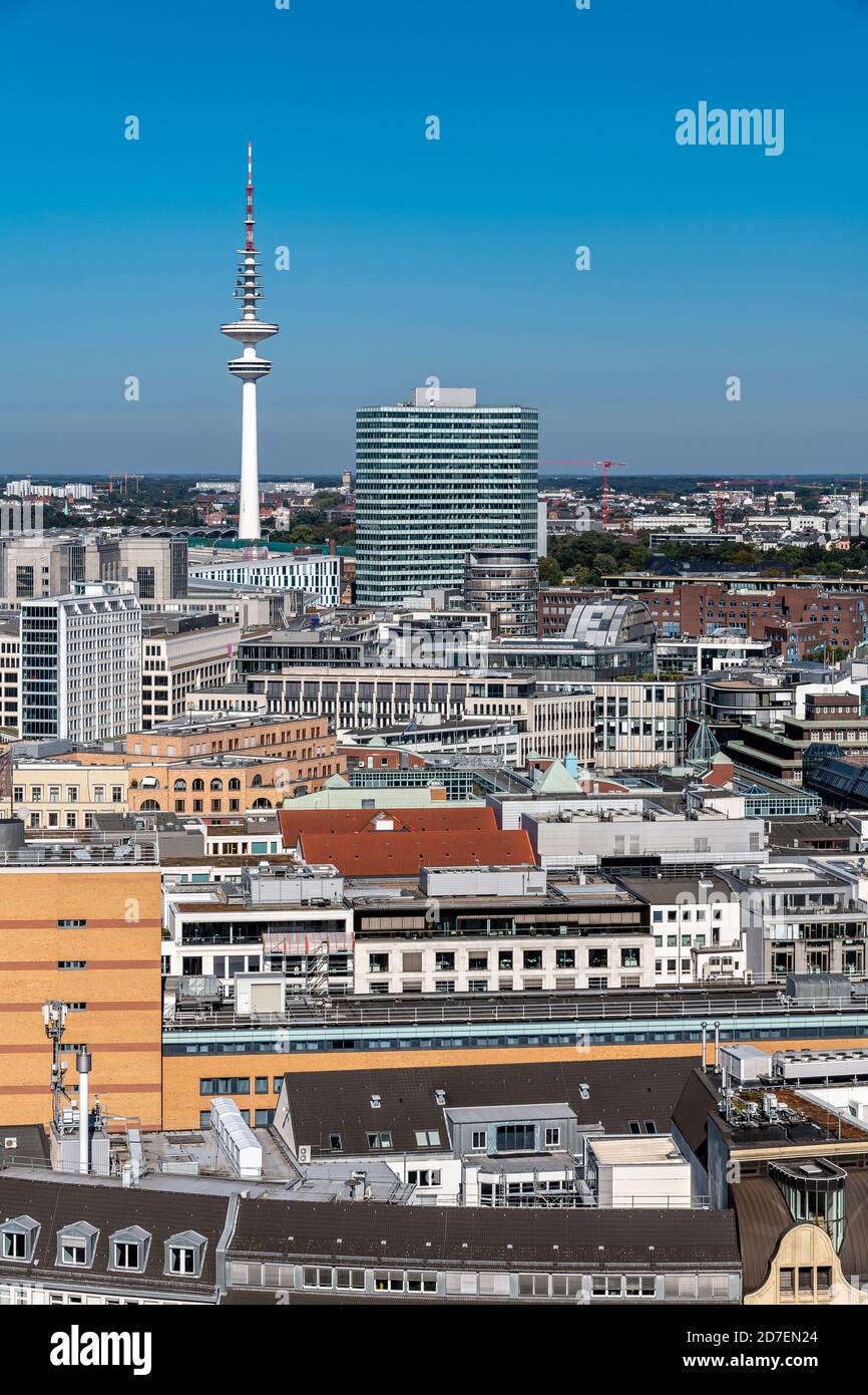 Blick nach Norden über die Dächer von der St. Nikolai Gedenkstätte in Hamburg, zum Fernsehturm - Heinrich-Hertz-Turm - in der Ferne. Stockfoto