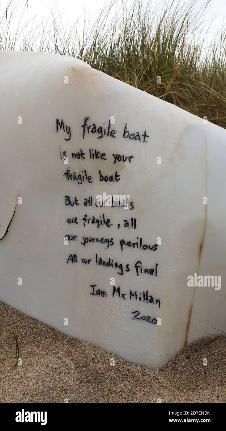 Poesie geschrieben auf marine Plastik in Spurn, Yorkshire, UK. Stockfoto