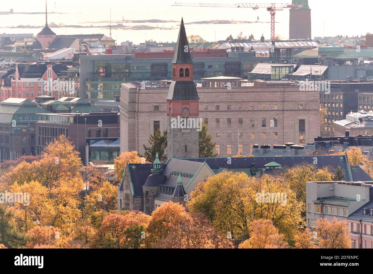 Das Nationalmuseum von Finnland unter den gelben Bäumen im Herbst. Blick auf das Zentrum von Helsinki, Finnland. Stockfoto