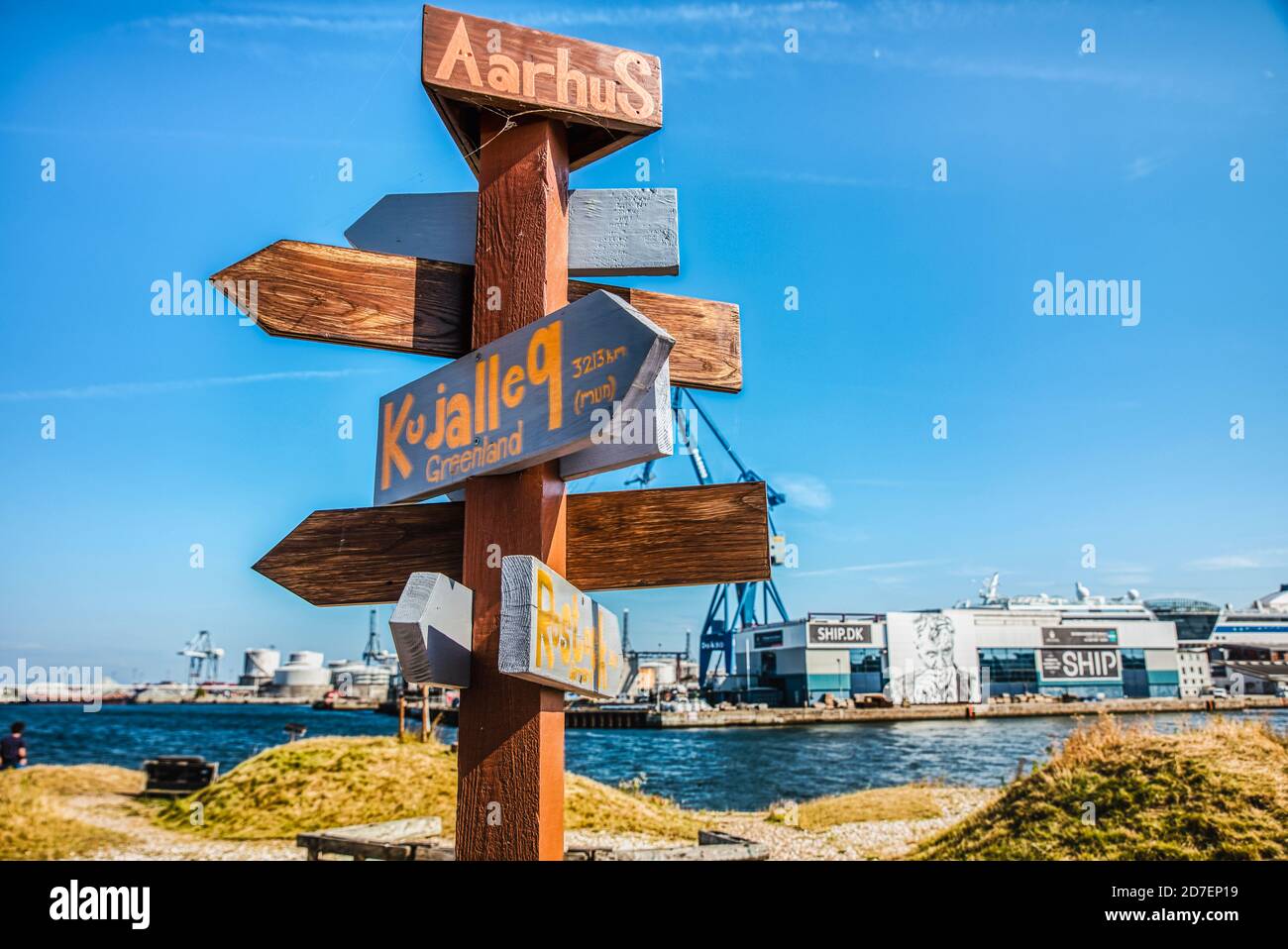 Im Hafen von Arhus weist ein hölzernes Wegweiser auf Orte hin, an denen ein Reisender ein Richtungskonzept vermitteln möchte. Stockfoto