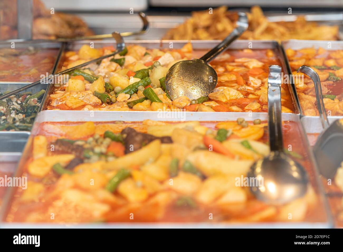 Schaukasten des türkischen Buffets in Istanbul mit leckerem Essen, asiatischem Essen Stockfoto
