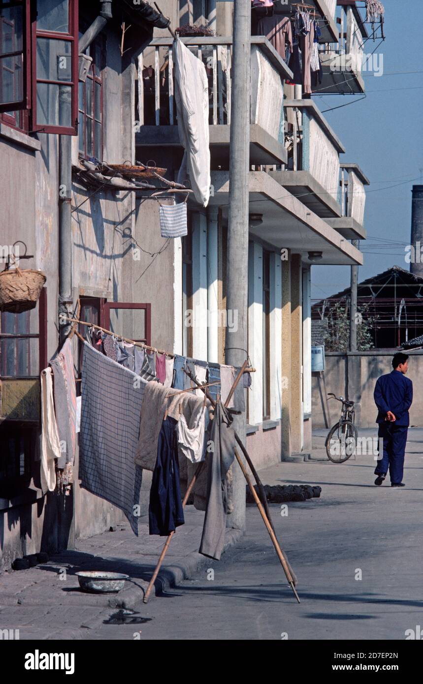 Austrocknen zum Trocknen außerhalb Arbeiterwohnungen, Hung-Chiao Kommune, in der Nähe von Shanghai, China, 1980 Stockfoto