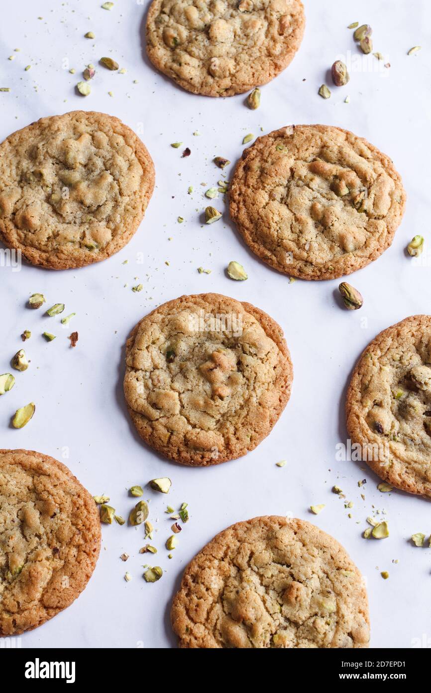 Ansicht von oben von Pistazien und gehackten Pistazien auf einer weißen Marmorplatte. Stockfoto