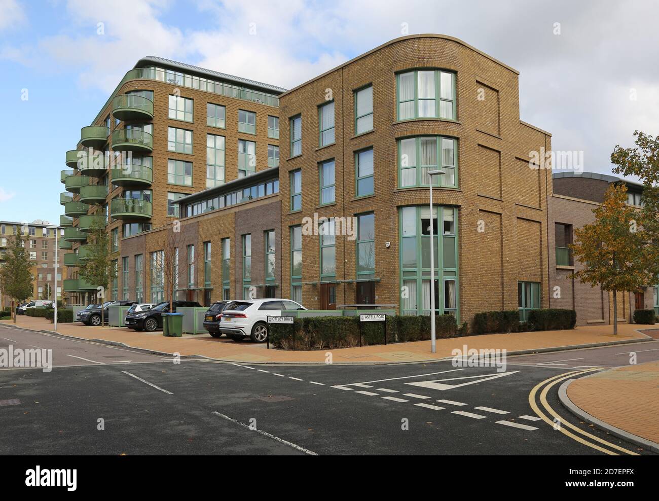 Neuer Apartmentblock am Ottley Drive, Teil von Kidbrooke Village, einem riesigen neuen Wohngebiet im Londoner Stadtteil Greenwich, Großbritannien. Stockfoto