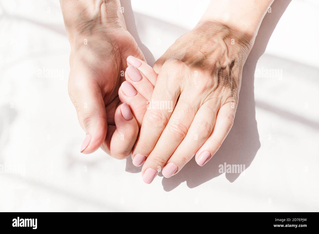 Schöne, natürliche, pastellfarbene Maniküre von einer alten Frau, senora. Gepflegte Hände Stockfoto