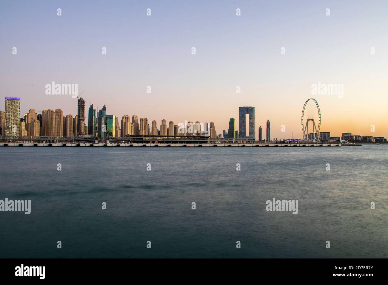 Blick auf EINE Jumeirah Beach Residence und Blue Waters während der Sonnenuntergangszeit. Aufgenommen aus Palm Jumeirah, einer künstlichen Insel. Das höchste Riesenrad, Ain Dubai Stockfoto
