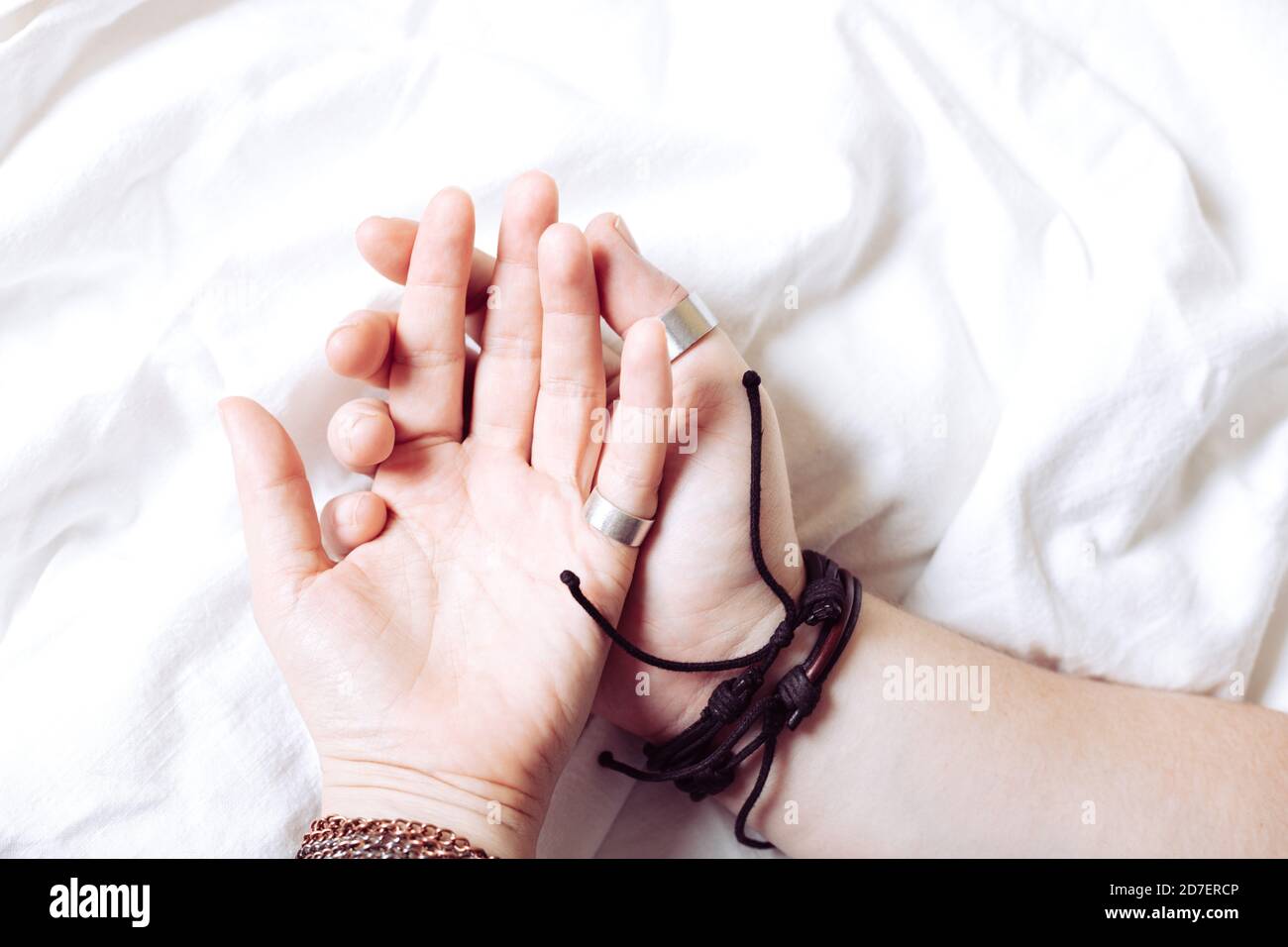 Hände von zwei Frauen in der Liebe, Lesben. LGBT-Liebeskonzept Stockfoto