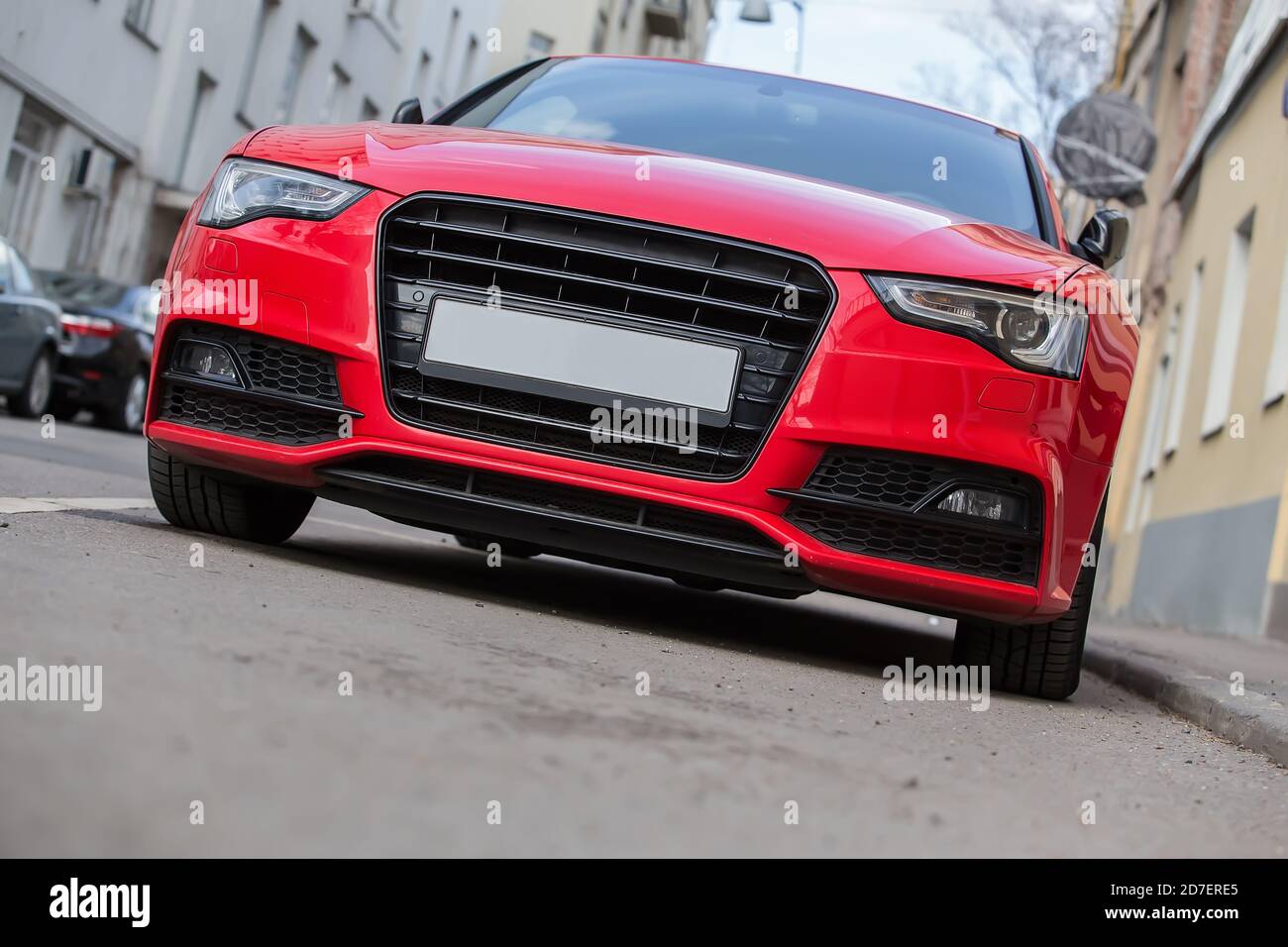 Rotes Luxusauto, das auf der Stadtstraße geparkt ist Stockfoto Rotes Luxusauto, das auf der Stadtstraße geparkt ist Stockfoto