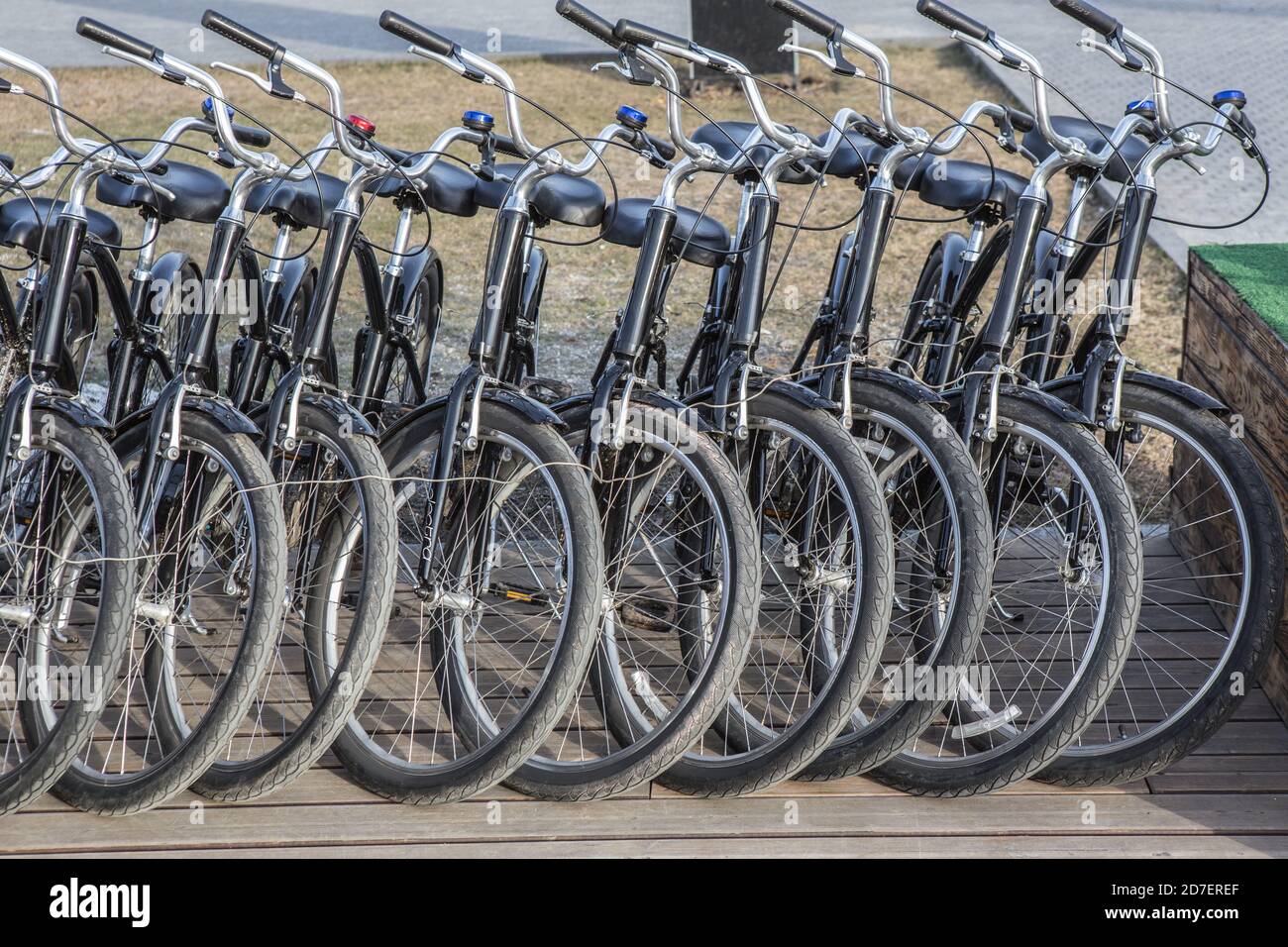 Viele schwarze Fahrräder in der Stadt Parkplatz Stockfoto