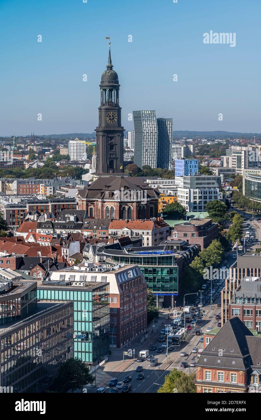Blick nach Westen über die Dächer von der St. Nikolai Gedenkstätte in Hamburg, zur St. Michaelskirche und Tanzende Türme / Tango Türme - Tanzende Türme. Stockfoto